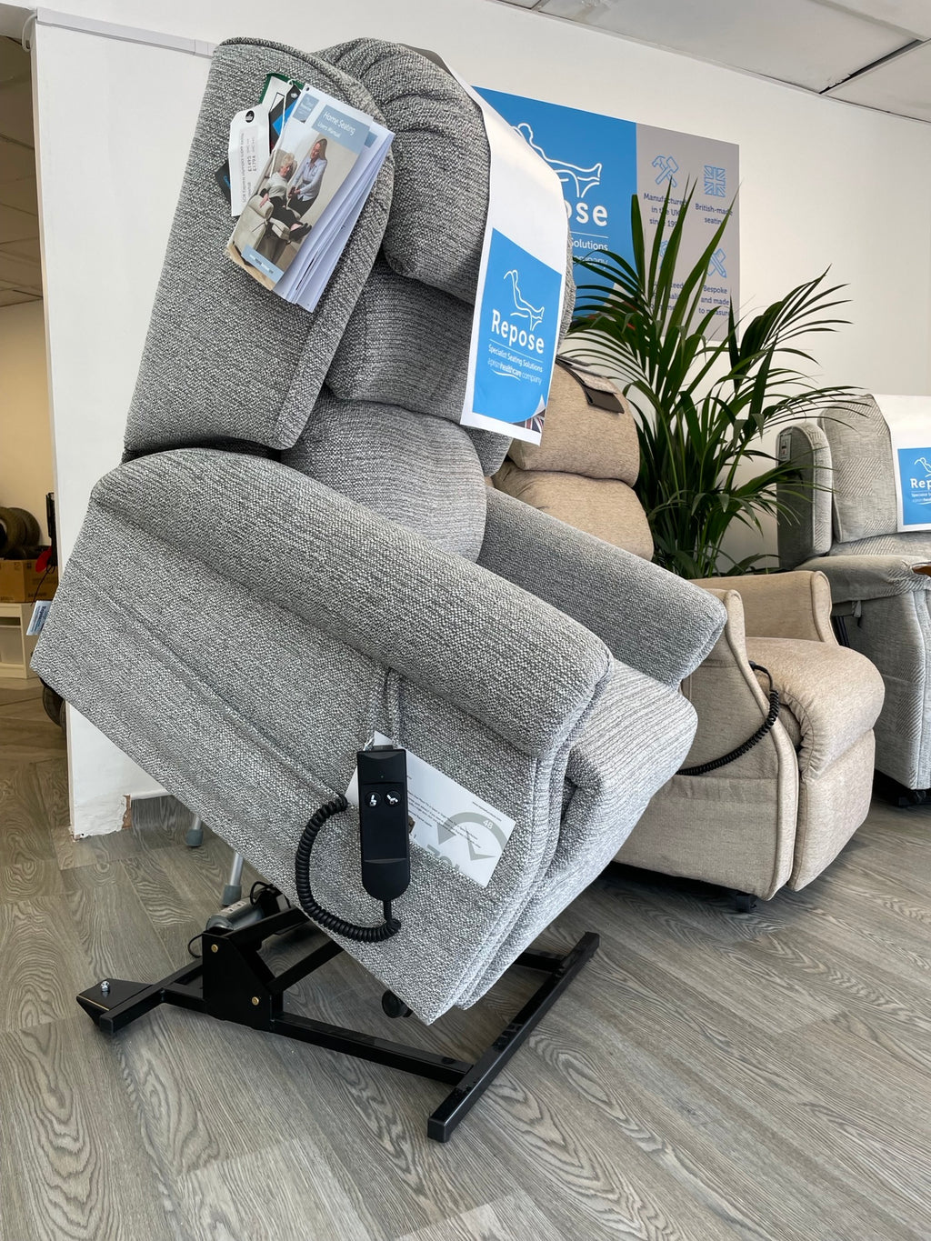 Repose Express Olympia Rise and Recliner chair
