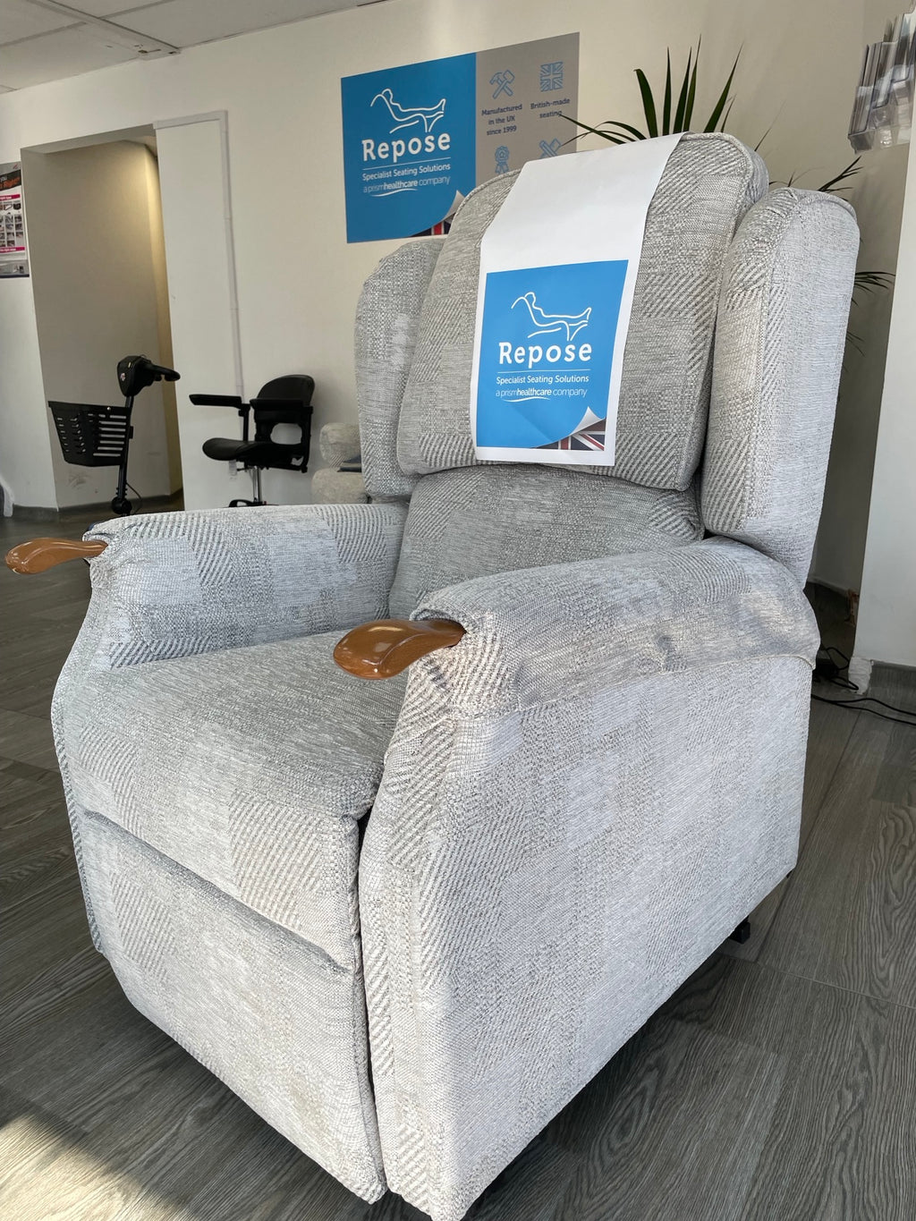 Luxury Express rise and recline chair