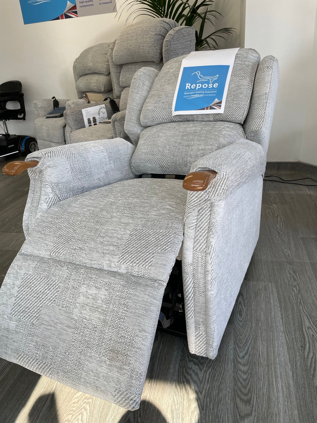 Luxury Express rise and recline chair