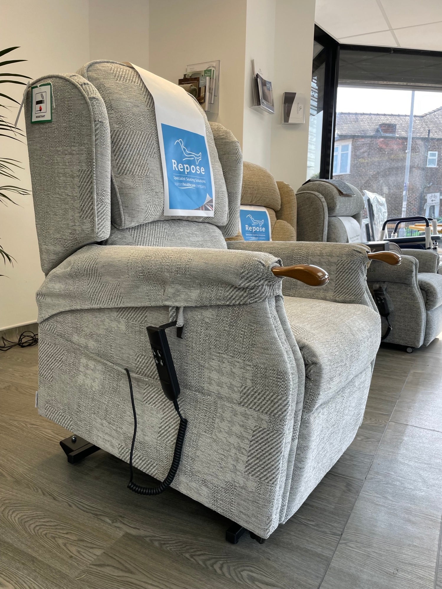 Luxury Express rise and recline chair