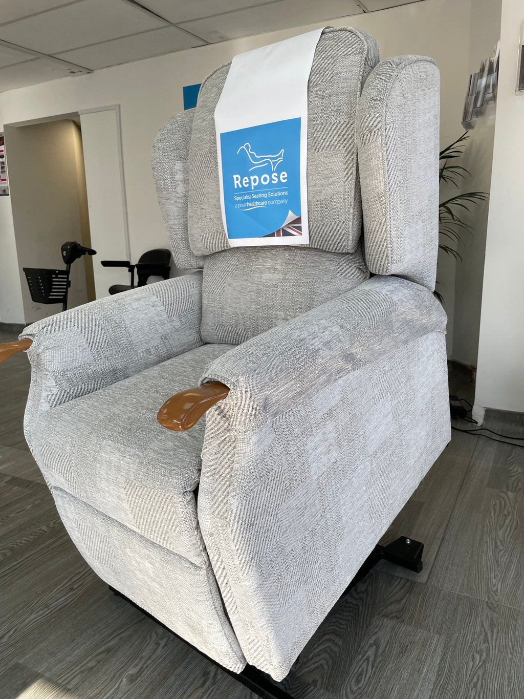 Luxury Express rise and recline chair